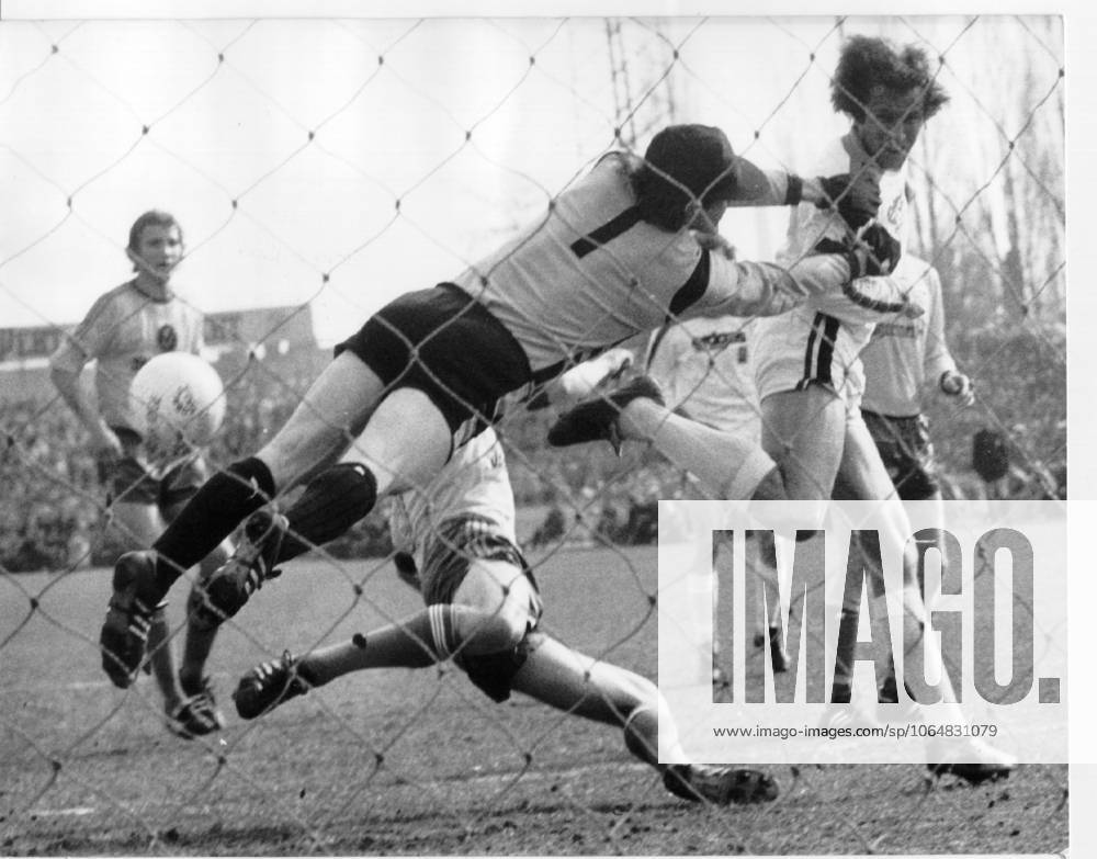 Football Bundesliga Eintracht Brunswick Borussia Moenchengladbach 0 0 Glueck for Brunswick, Goalkeeper Franke missed the Head ball from Heynckes, the but at goal passes u B Z v l Franz Merkhoffer, Goalkeeper Bernd Franke both Brunswick and Jupp Heynckes Gladbach 10 04 1976 in Brunswick Stadium Hamburg Road Germany
