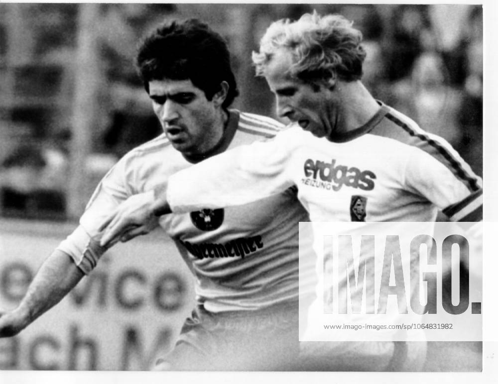 Football Bundesliga Eintracht Brunswick Borussia Moenchengladbach 1 1 0 0 u B Z duel between Danilo Popivoda left Brunswick and Berti Vogts 23 10 1976 in Brunswick Stadium Hamburg Street Germany