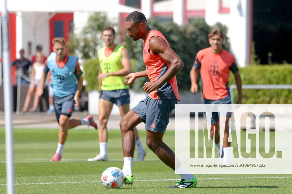Jonathan Tah FC Bayern Muenchen, 04 with ball, GER, Public training, FC Bayern Muenchen, Football, Season 2025 2026, 09 08 2025, GER, Public training, FC Bayern Muenchen, Football, Season 2025 2026, 09 08 2025 Muenchen