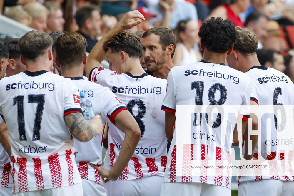Julian Schuster SC Freiburg, Coach in dialog with his players , Germany, Soccer, Test match, 2025 2026, SC Freiburg vs CA Osasuna, 09 08 2025, Europa Park Stadion , Freiburg im Breisgau, Germany Freiburg im Breisgau Europa Park Stadion Baden Wuerttemberg Germany