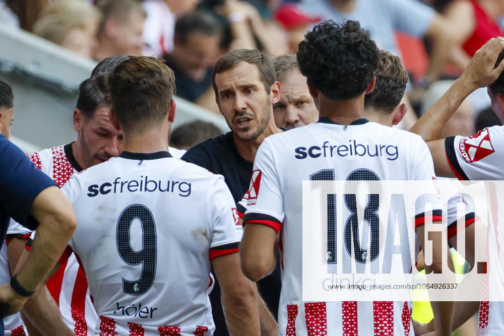 Julian Schuster SC Freiburg, Coach in dialog with his players , Germany, Soccer, Test match, 2025 2026, SC Freiburg vs CA Osasuna, 09 08 2025, Europa Park Stadion , Freiburg im Breisgau, Germany Freiburg im Breisgau Europa Park Stadion Baden Wuerttemberg Germany