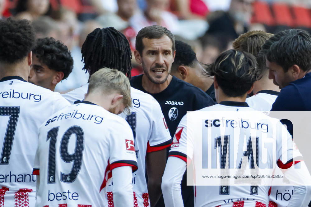 Julian Schuster SC Freiburg, Coach in dialog with his players , Germany, Soccer, Test match, 2025 2026, SC Freiburg vs CA Osasuna, 09 08 2025, Europa Park Stadion , Freiburg im Breisgau, Germany Freiburg im Breisgau Europa Park Stadion Baden Wuerttemberg Germany