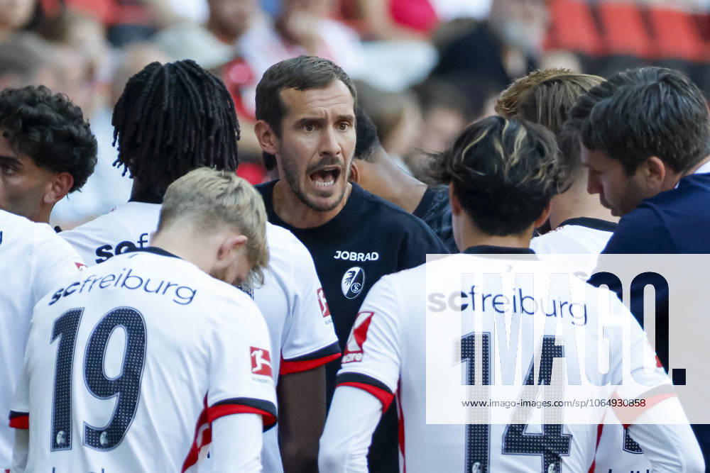 Julian Schuster SC Freiburg, Coach in dialog with his players , Germany, Soccer, Test match, 2025 2026, SC Freiburg vs CA Osasuna, 09 08 2025, Europa Park Stadion , Freiburg im Breisgau, Germany Freiburg im Breisgau Europa Park Stadion Baden Wuerttemberg Germany