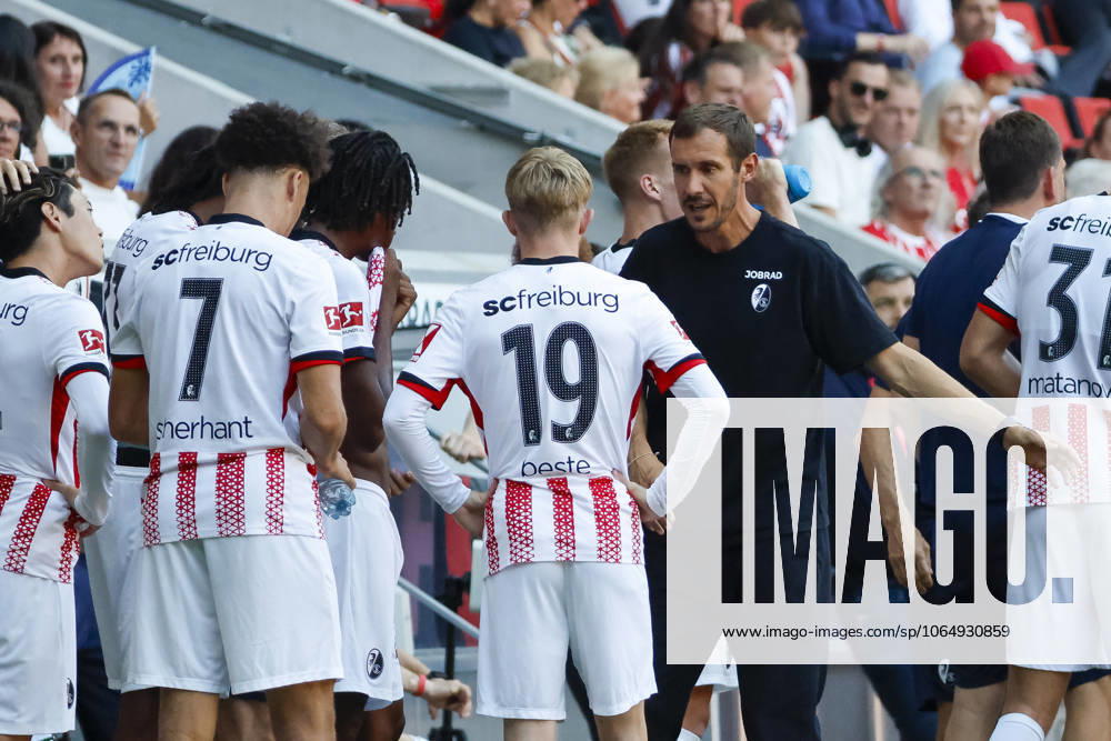 Julian Schuster SC Freiburg, Coach in dialog with his players , Germany, Soccer, Test match, 2025 2026, SC Freiburg vs CA Osasuna, 09 08 2025, Europa Park Stadion , Freiburg im Breisgau, Germany Freiburg im Breisgau Europa Park Stadion Baden Wuerttemberg Germany