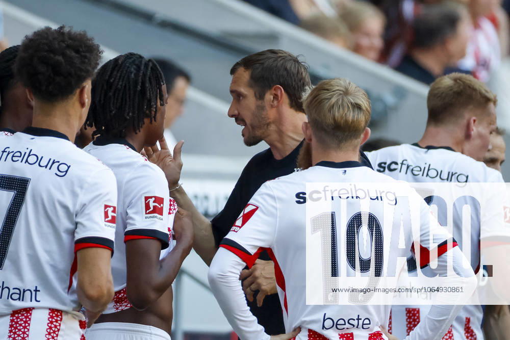 Julian Schuster SC Freiburg, Coach in dialog with his players , Germany, Soccer, Test match, 2025 2026, SC Freiburg vs CA Osasuna, 09 08 2025, Europa Park Stadion , Freiburg im Breisgau, Germany Freiburg im Breisgau Europa Park Stadion Baden Wuerttemberg Germany