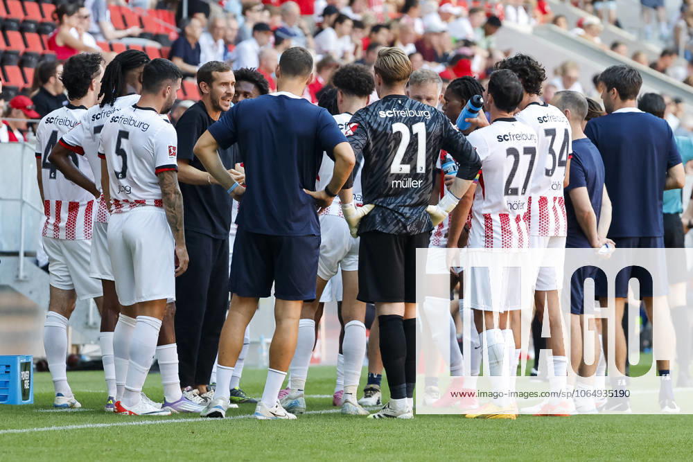 Julian Schuster SC Freiburg, Coach in dialog with his players , Germany, Soccer, Test match, 2025 2026, SC Freiburg vs CA Osasuna, 09 08 2025, Europa Park Stadion , Freiburg im Breisgau, Germany Freiburg im Breisgau Europa Park Stadion Baden Wuerttemberg Germany