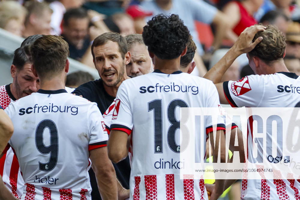 Julian Schuster SC Freiburg, Coach in dialog with his players , Germany, Soccer, Test match, 2025 2026, SC Freiburg vs CA Osasuna, 09 08 2025, Europa Park Stadion , Freiburg im Breisgau, Germany Freiburg im Breisgau Europa Park Stadion Baden Wuerttemberg Germany