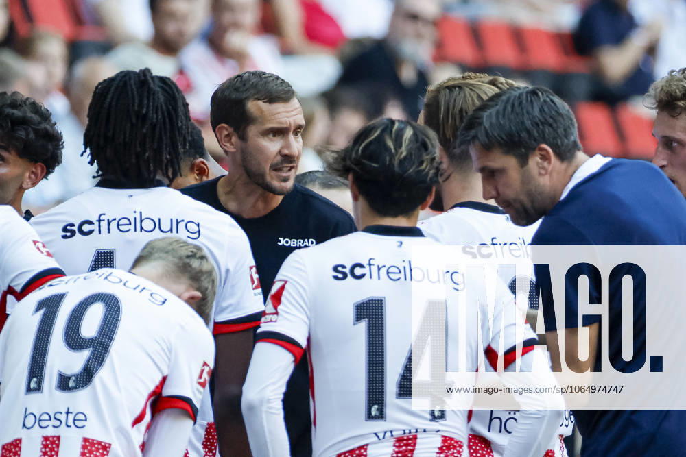 Julian Schuster SC Freiburg, Coach in dialog with his players , Germany, Soccer, Test match, 2025 2026, SC Freiburg vs CA Osasuna, 09 08 2025, Europa Park Stadion , Freiburg im Breisgau, Germany Freiburg im Breisgau Europa Park Stadion Baden Wuerttemberg Germany