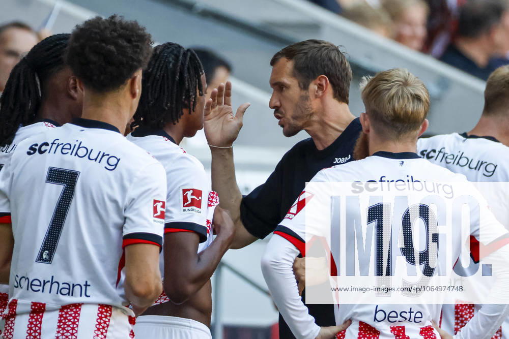Julian Schuster SC Freiburg, Coach in dialog with his players , Germany, Soccer, Test match, 2025 2026, SC Freiburg vs CA Osasuna, 09 08 2025, Europa Park Stadion , Freiburg im Breisgau, Germany Freiburg im Breisgau Europa Park Stadion Baden Wuerttemberg Germany