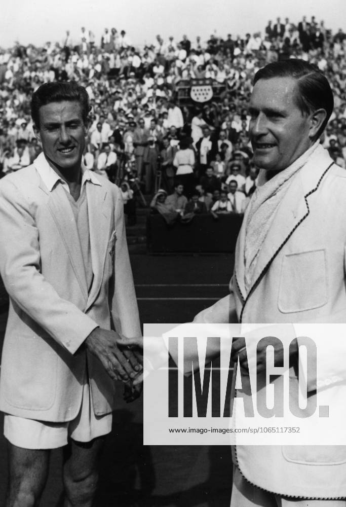 Tennis Davis Cup, Quarter-finals Germany Belgium 3 2 u B Z Gottfried from Cramm right ger will from Philippe Washer BEL After his Victory Congratulates 15 07 1951 in Cologne Germany