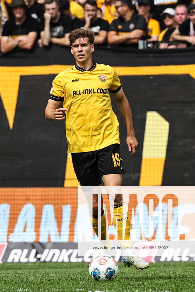 Alexander Rossipal SG Dynamo Dresden,19 2 Soccer Bundesliga Season 2025 2026 SG Dynamo Dresden vs 1 FC Magdeburg at Rudolf Harbig Stadium in Dresden Freisteller,action,soccer,man,men,Germany