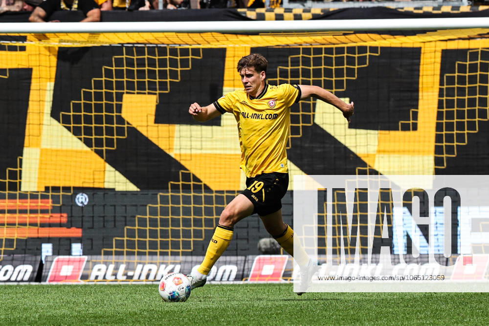 Alexander Rossipal SG Dynamo Dresden,19 2 Soccer Bundesliga Season 2025 2026 SG Dynamo Dresden vs 1 FC Magdeburg at Rudolf Harbig Stadium in Dresden Freisteller,action,soccer,man,men,Germany