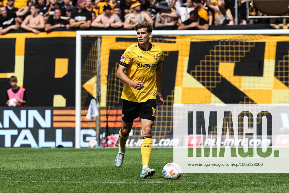 Alexander Rossipal SG Dynamo Dresden,19 2 Soccer Bundesliga Season 2025 2026 SG Dynamo Dresden vs 1 FC Magdeburg at Rudolf Harbig Stadium in Dresden Freisteller,action,soccer,man,men,Germany