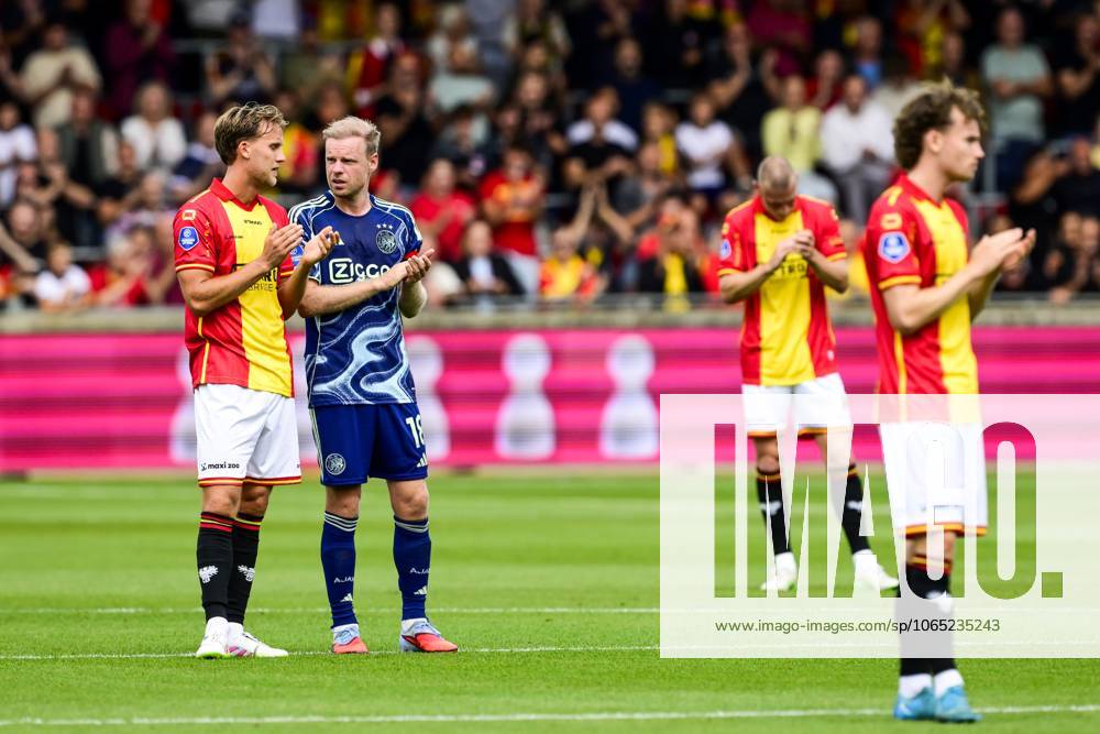 DEVENTER - (L-R) Melle Meulensteen of Go Ahead Eagles and Davy Klaassen of Ajax applaud in tribute to the deceased child of a supporter during the Dutch Eredivisie match between Go Ahead Eagles and Ajax at De Adelaarshorst on August 17, 2025, in Deventer, Netherlands. ANP OLAF KRAAK Dutch Eredivisie 2025 26 ANPxSportx IVx 533551218 originalFilename: 533551218