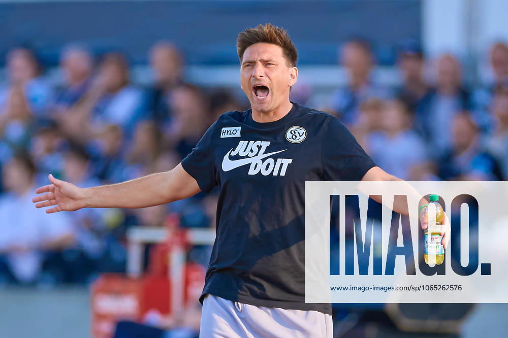 Vincent Wagner SV 07 Elversberg, head coach gestures, calls, indicates, portrait, cropped GER, SSV 1846 Ulm vs SV 07 Elversberg, Football, Mens DFB Cup, 1 round, Season 2025 2026, 17 08 2025 DFB regulations prohibit any use of photographs as image sequences and or quasi video GER, SSV 1846 Ulm vs SV 07 Elversberg, Football, Mens DFB Cup, 1 round, Season 2025 2026, 17 08 2025 Ulm