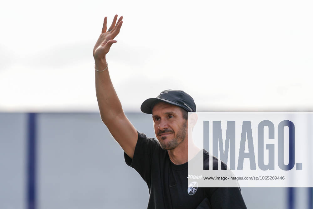 Julian Schuster SC Freiburg, Coach waves to the fans , Soccer, 1 round , DFB Pokal, 2025 26, Sportfreunde Lotte vs SC Freiburg, 16 08 2025, Stadion am Lotter Kreuz, Lotte, Germany DFB REGULATIONS PROHIBIT ANY USE OF PHOTOGRAPHS AS IMAGE SEQUENCES AND OR QUASI VIDEO Lotte Stadion am Lotter Kreuz North Rhine-Westphalia Germany