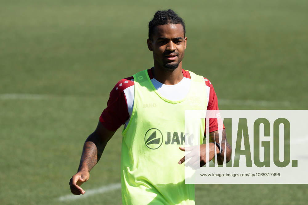 Lorenz Assignon VfB Stuttgart, 22 , GER, VfB Stuttgart, football, men, Bundesliga, public training, season 2025 2026, 19 08 2025, GER, VfB Stuttgart, football, men, Bundesliga, public training, season 2025 2026, 19 08 2025, Stuttgart