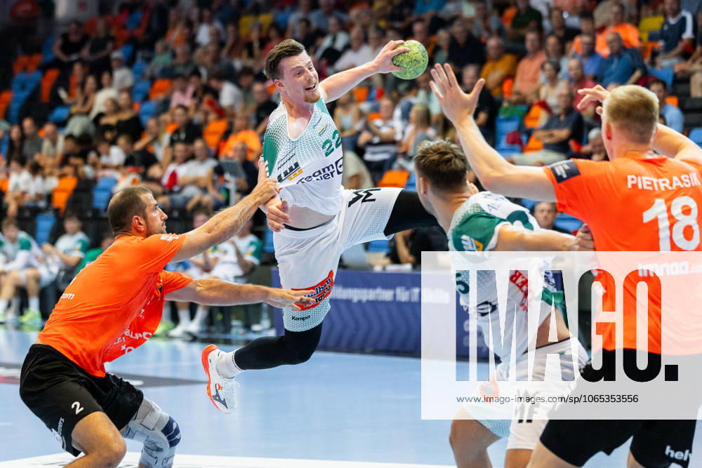 Erik PERSSON FRISCH AUF Goeppingen, 22 scores a goal, Action, Goal throw Kadetten Schaffhausen KSH vs FRISCH AUF Goeppingen FAG , Handball, Men, Falken Cup 2025 Kadetten season opener, Season 2025 2026, 20 08 2025 Kadetten Schaffhausen KSH vs FRISCH AUF Goeppingen FAG , Handball, Men, Falken Cup 2025 Kadetten season opener, Season 2025 2026, 20 08 2025 Schaffhausen