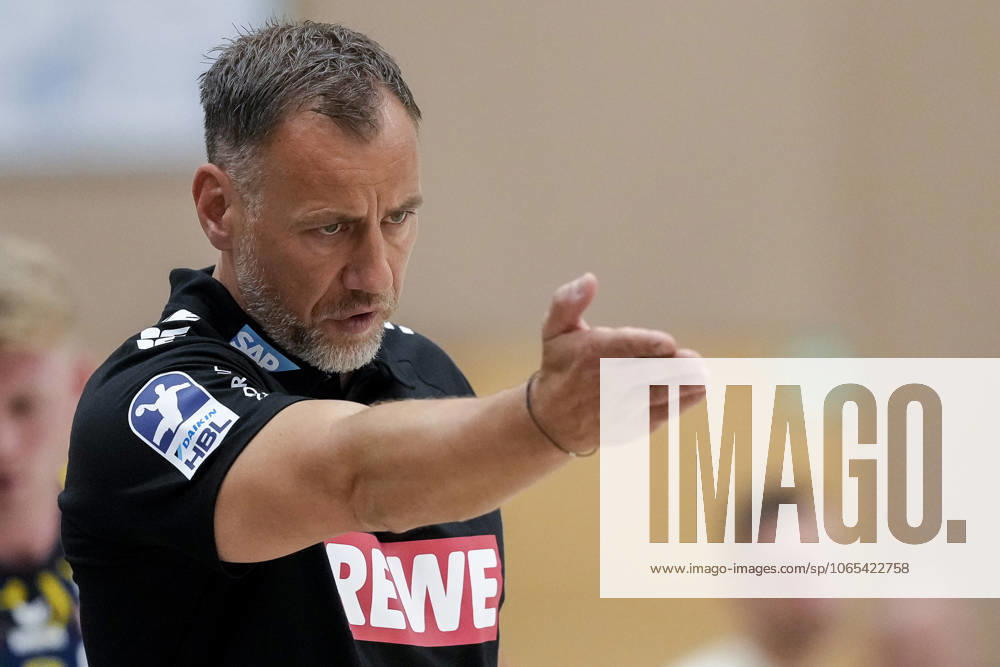 Maik Machulla coach, head coach, RNL , gives instructions, gestures, gesticulates with arms, single picture, single photo, action, action, 22 08 2025, Östringen Germany , handball, test match, Rhein Neckar Löwen HC Kriens Luzern