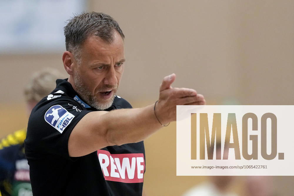 Maik Machulla coach, head coach, RNL , gives instructions, gestures, gesticulates with arms, single picture, single photo, action, action, 22 08 2025, Östringen Germany , handball, test match, Rhein Neckar Löwen HC Kriens Luzern