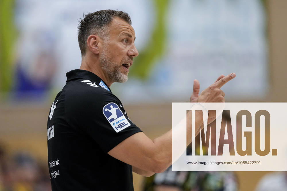 Maik Machulla coach, head coach, RNL , gives instructions, gestures, gesticulates with arms, single picture, single photo, action, action, 22 08 2025, Östringen Germany , handball, test match, Rhein Neckar Löwen HC Kriens Luzern