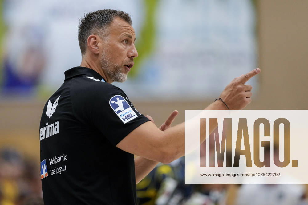 Maik Machulla coach, head coach, RNL , gives instructions, gestures, gesticulates with arms, single picture, single photo, action, action, 22 08 2025, Östringen Germany , handball, test match, Rhein Neckar Löwen HC Kriens Luzern