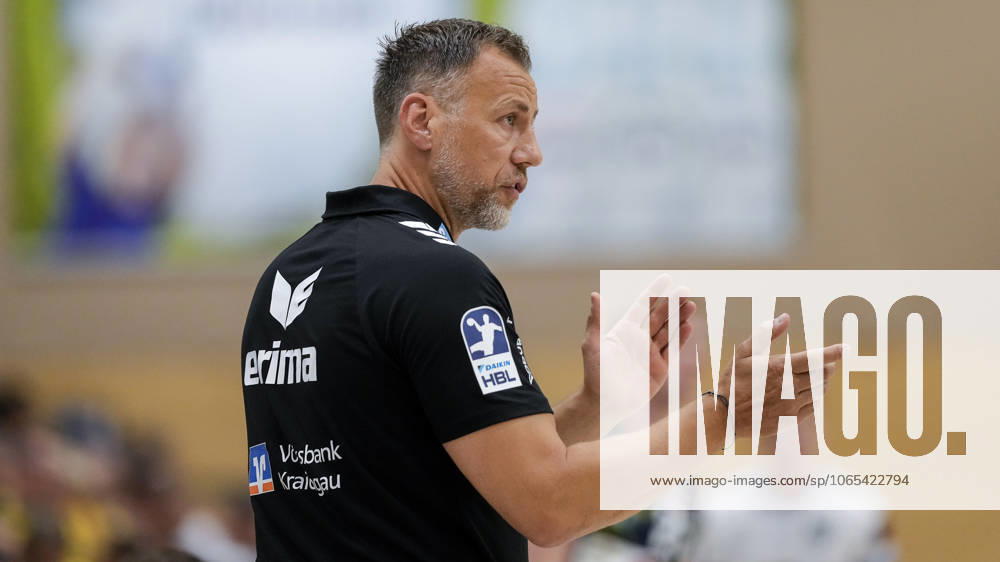 Maik Machulla coach, head coach, RNL , gives instructions, gestures, gesticulates with arms, single picture, single photo, action, action, 22 08 2025, Östringen Germany , handball, test match, Rhein Neckar Löwen HC Kriens Luzern