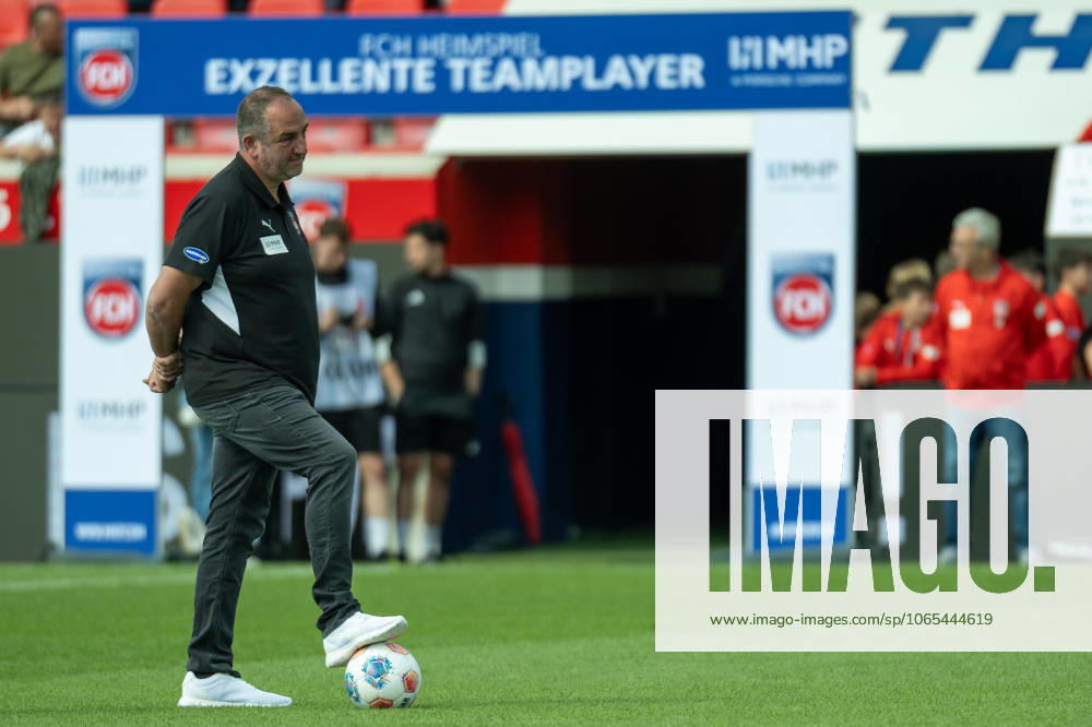 Frank Schmidt FC Heidenheim, Head Coach in front of advertising lettering of MHP Exellente Teamplayer , GER, 1 FC Heidenheim vs VFL Wolfsburg, Soccer, Bundesliga, 1 Matchday, Season 2025 2026, 23 08 2025, DFL DFB REGULATIONS PROHIBIT ANY USE OF PHOTOGRAPHS AS IMAGE SEQUENCES AND OR QUASI VIDEO, GER, 1 FC Heidenheim vs VFL Wolfsburg, Football, Bundesliga, 1 Matchday, Season 2025 2026, 23 08 2025 Heidenheim