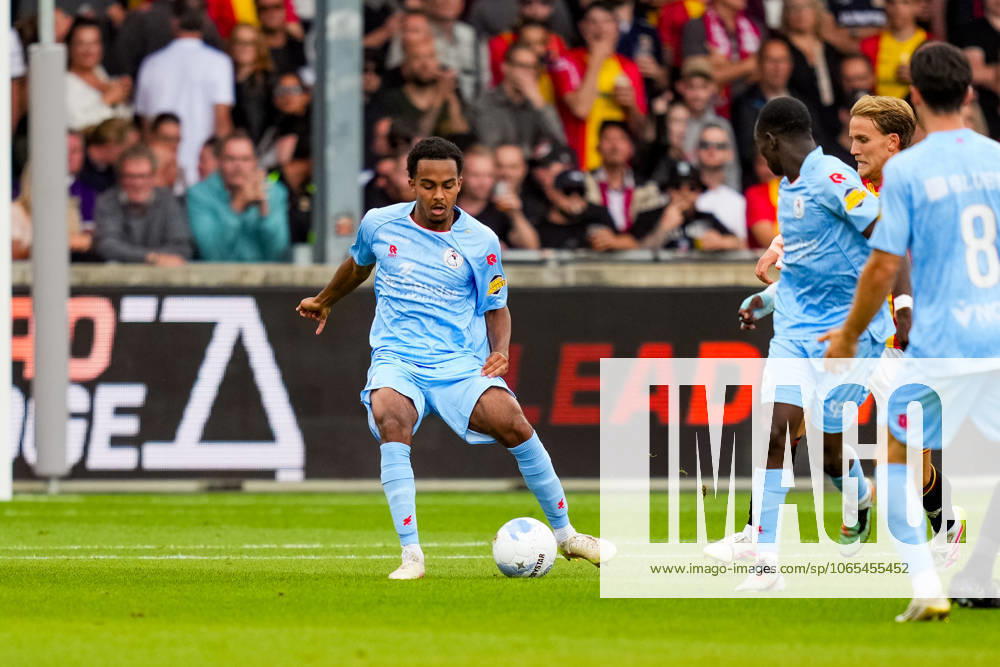 Eredivisie: Go Ahead Eagles v Sparta Rotterdam Deventer - Marvin Young of Sparta Rotterdam dribbles with the ball during the third round of the 2025 2026 Eredivisie season. The match is set between Go Ahead Eagles and Sparta Rotterdam at De Adelaarshorst on 23 August 2025 in Deventer, The Netherlands. (VK Sportphoto Danny de Groot)