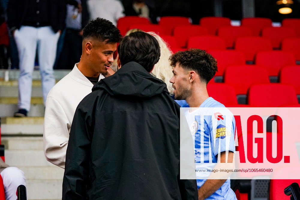 Eredivisie: Go Ahead Eagles v Sparta Rotterdam Deventer - Mees Hilgers of FC Twente talking to Mitchell van Bergen of Sparta Rotterdam during the third round of the 2025 2026 Eredivisie season. The match is set between Go Ahead Eagles and Sparta Rotterdam at De Adelaarshorst on 23 August 2025 in Deventer, The Netherlands. (VK Sportphoto Danny de Groot)