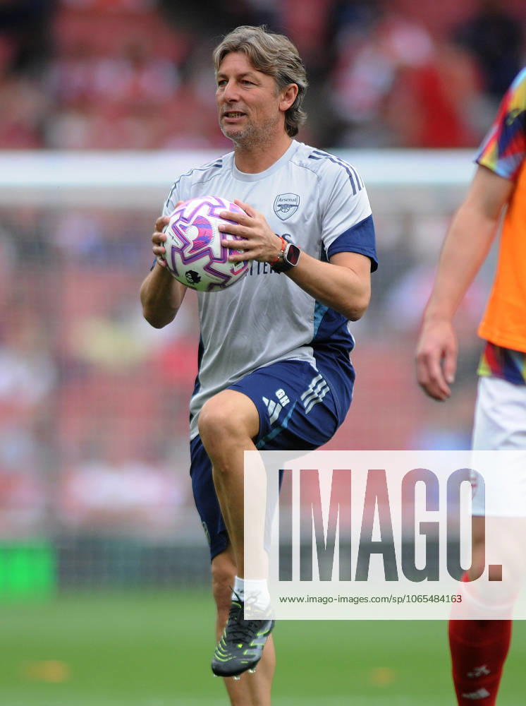 Football - 2025 2026 Premier League - Arsenal vs Leeds United - Emirates Stadium - Saturday 23rd August 2025 New Arsenal, Argentinian coach , Gabriel Heinze in the warm up