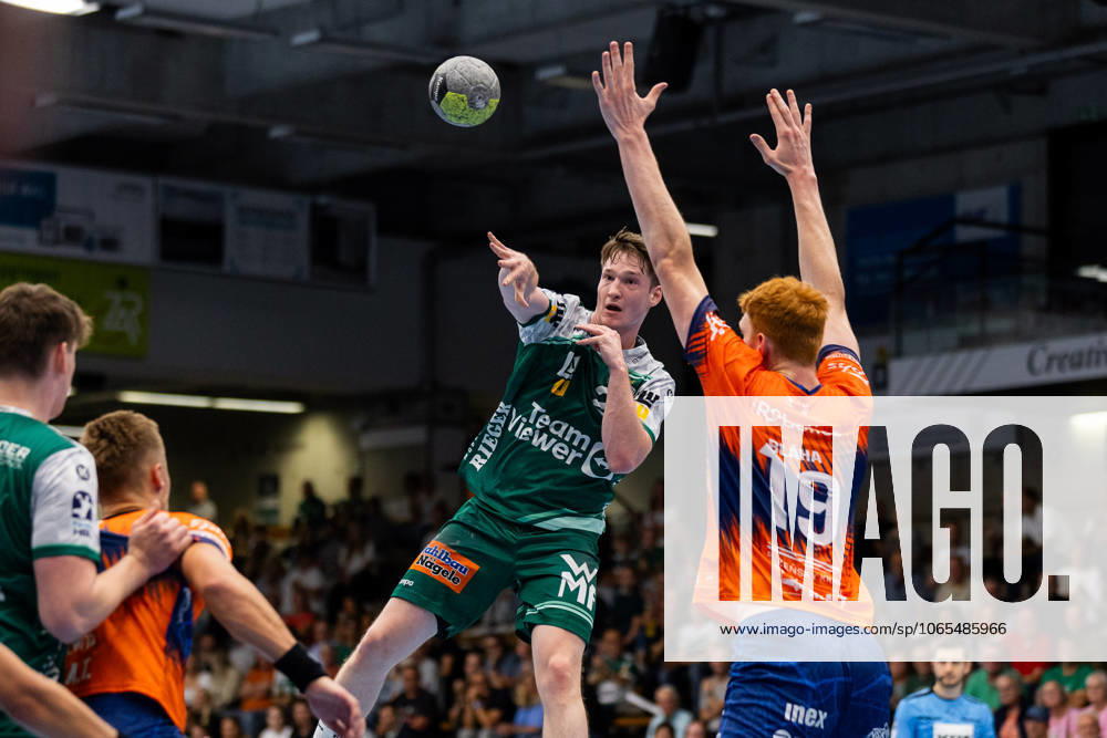 Oskar NEUDECK FRISCH AUF Goeppingen, 02 scores a goal, Action, Goal throw FRISCH AUF Goeppingen FAG vs SKK Talent Pilsen, Handball, Men, Players Night, Test match, Season opener, Season 2025 2026, 23 08 2025 FRISCH AUF Goeppingen FAG vs SKK Talent Pilsen, Handball, Men, Players Night, Test match, Season opener, Season 2025 2026, 23 08 2025 Goeppingen
