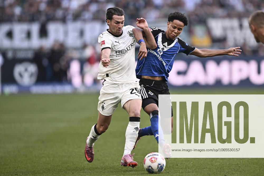 V li in duel Joe Scally Moenchengladbach 29 Alexander Rossing Lelesiit Hamburg 38 24 08 2025 Soccer Borussia Moenchengladbach vs Hamburger SV, Borussia Park, Moenchengladbach, DFB DFL REGULATIONS PROHIBIT ANY USE OF PHOTOGRAPHS AS IMAGE SEQUENCES AND OR QUASI VIDEO