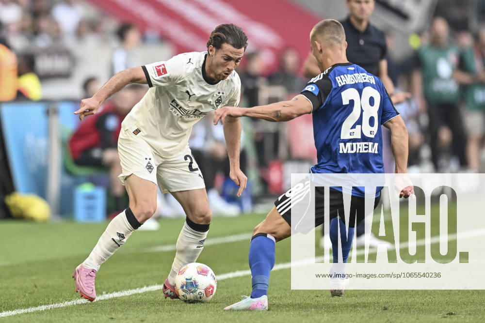 V li in duel Joe Scally Moenchengladbach 29 Miro Muheim Hamburg 28 24 08 2025 Soccer Borussia Moenchengladbach vs Hamburger SV, Borussia Park, Moenchengladbach, DFB DFL REGULATIONS PROHIBIT ANY USE OF PHOTOGRAPHS AS IMAGE SEQUENCES AND OR QUASI VIDEO