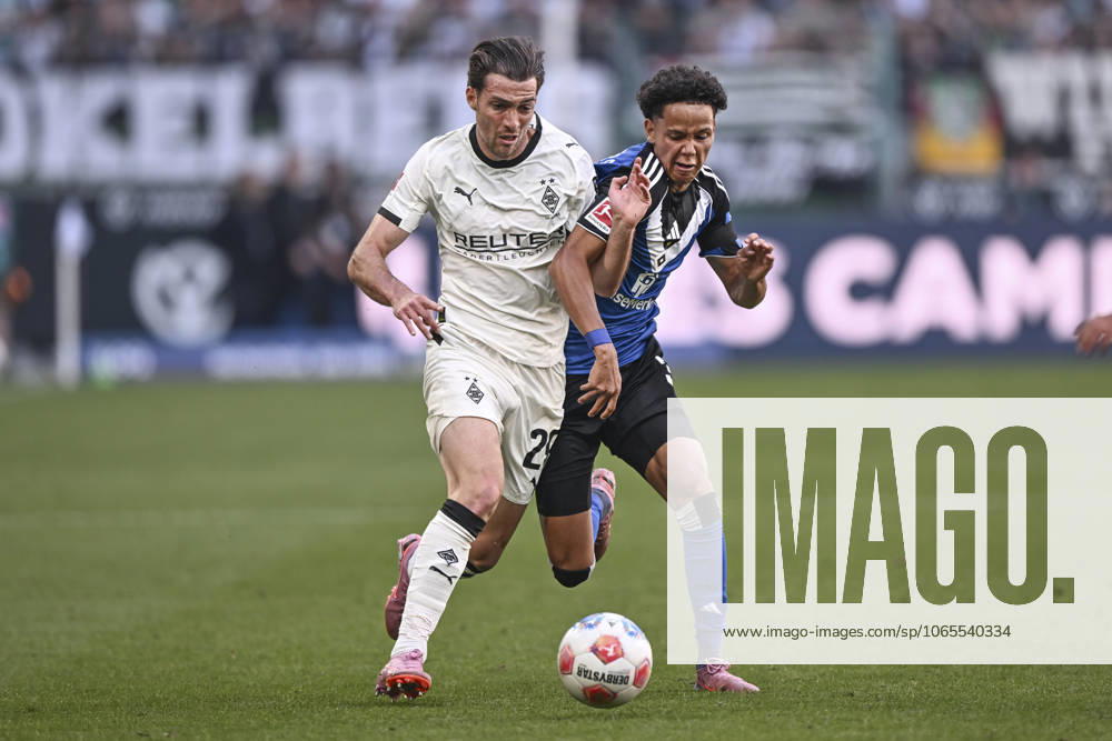 V li in duel Joe Scally Moenchengladbach 29 Alexander Rossing Lelesiit Hamburg 38 24 08 2025 Soccer Borussia Moenchengladbach vs Hamburger SV, Borussia Park, Moenchengladbach, DFB DFL REGULATIONS PROHIBIT ANY USE OF PHOTOGRAPHS AS IMAGE SEQUENCES AND OR QUASI VIDEO