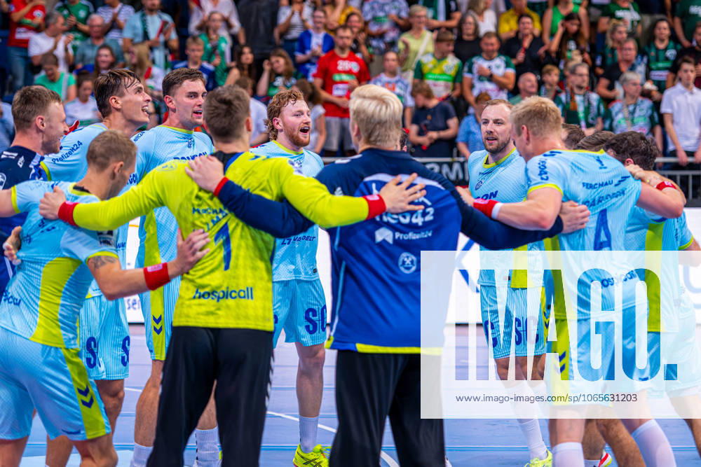 V l , TSV Hannover Burgdorf green vs VfL Gummersbach light blue on matchday 1 of the 2025 2026 season in the DAIKIN Handball Bundesliga 27 08 2025, ZAG Arena Hannover, GER ,