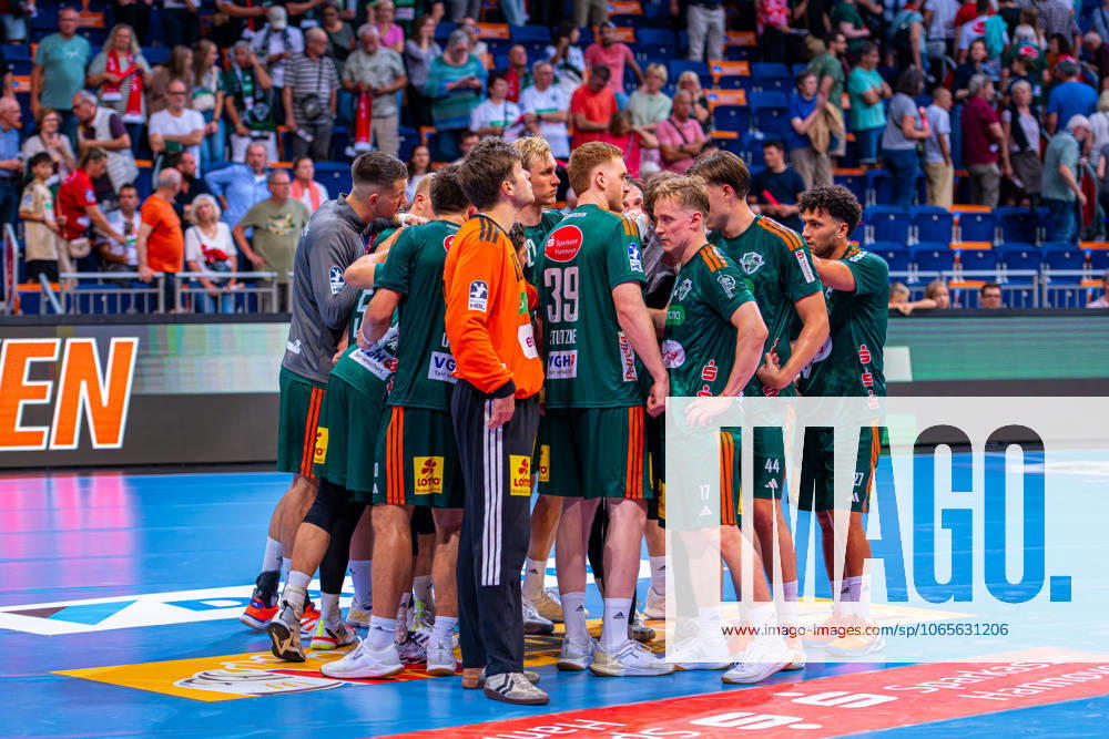 V l , TSV Hannover Burgdorf green vs VfL Gummersbach light blue on matchday 1 of the 2025 2026 season in the DAIKIN Handball Bundesliga 27 08 2025, ZAG Arena Hannover, GER ,