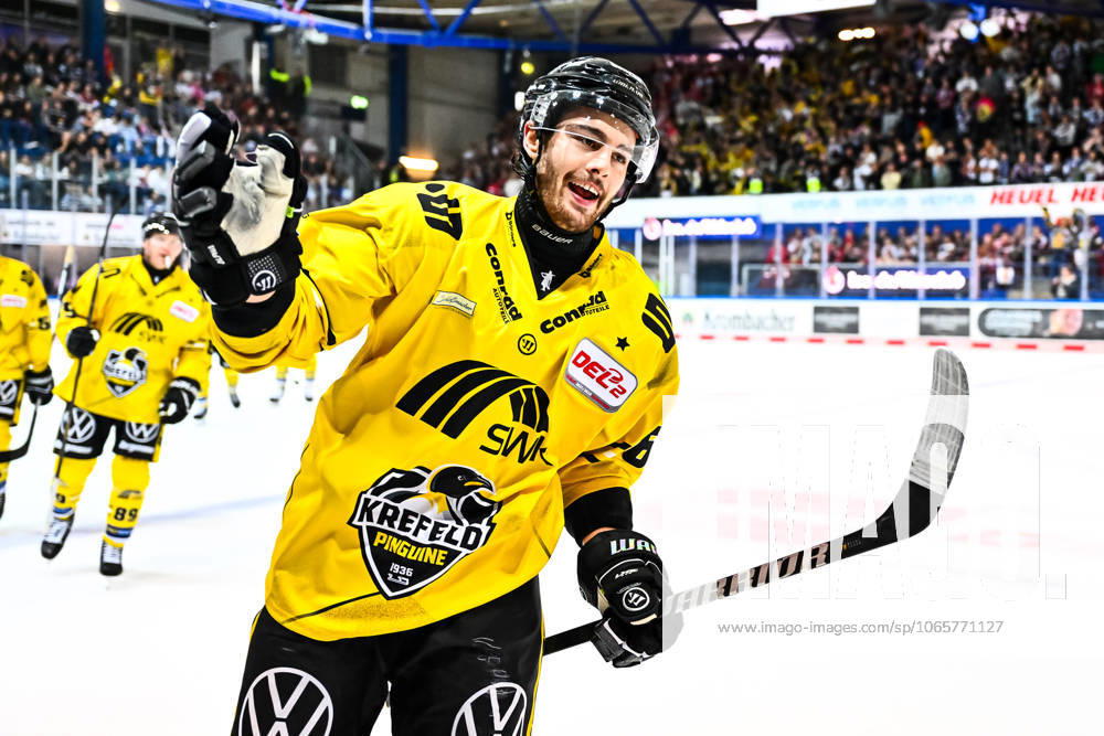 Goalscorer Maximilian Hops Krefeld Pinguine, 67 , GER, Kölner Haie vs Krefeld Pinguine, Ice field hockey, Gottfried Schultz NRW Cup, 1 match day, 2025 2026 season, 30 08 2025, GER, Kölner Haie vs Krefeld Pinguine, Ice field hockey, Gottfried Schultz NRW Cup, 1 match day, 2025 2026 season, 30 08 2025 Iserlohn