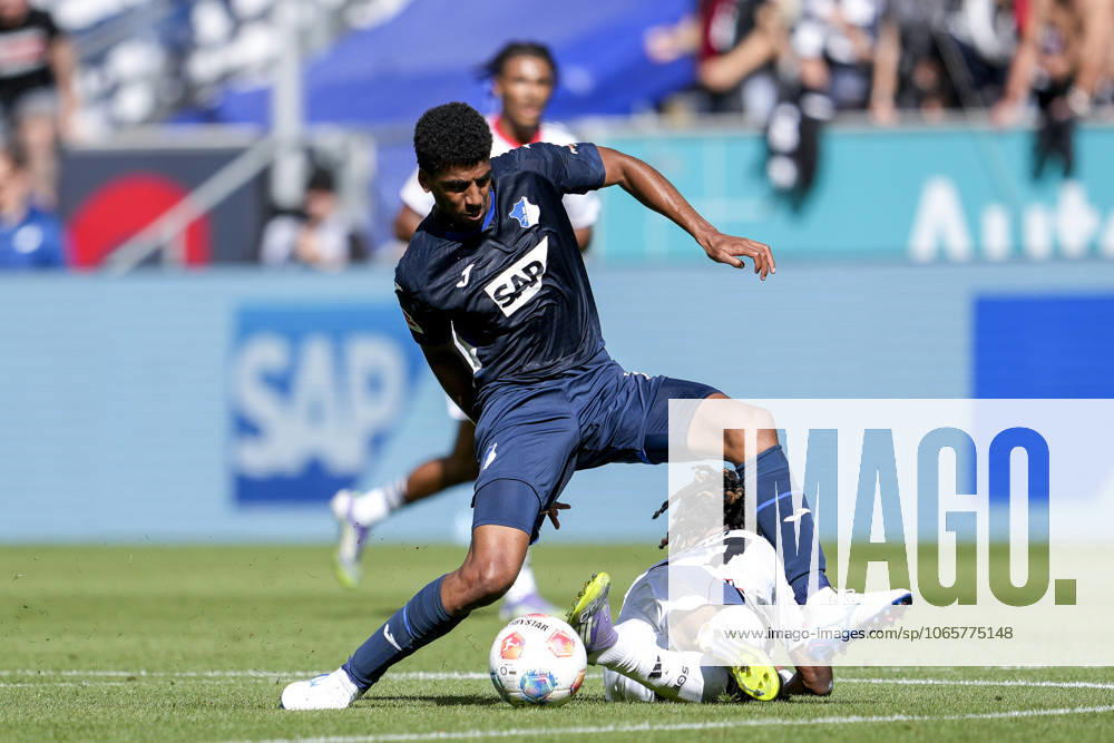 V li Bernardo Fernandes da Silva Junior Hoffenheim, 13 , Elye Wahi SGE, 17 , duel, duel scene, duel, tackle, tackling, dynamics, action, 30 08 2025, Sinsheim Germany , Football, Bundesliga, TSG 1899 Hoffenheim Eintracht Frankfurt, DFB DFL REGULATIONS PROHIBIT ANY USE OF PHOTOGRAPHS AS IMAGE SEQUENCES AND OR QUASI VIDEO