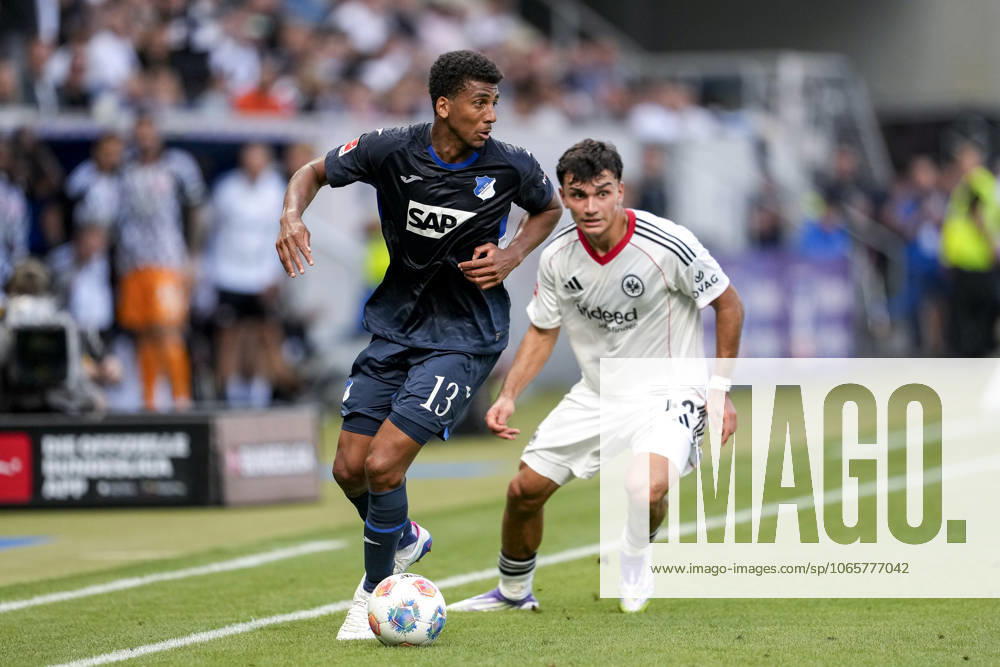 V li Bernardo Fernandes da Silva Junior Hoffenheim, 13 , Can Uzun SGE, 42 , duel, duel scene, duel, tackle, tackling, dynamics, action, 30 08 2025, Sinsheim Germany , Football, Bundesliga, TSG 1899 Hoffenheim Eintracht Frankfurt, DFB DFL REGULATIONS PROHIBIT ANY USE OF PHOTOGRAPHS AS IMAGE SEQUENCES AND OR QUASI VIDEO