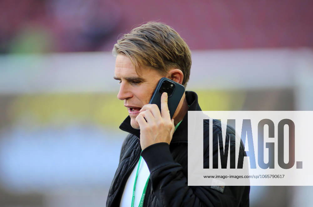 Football, Men, Season 2025 2026, FC Augsburg FC Bayern Munich, Bundesliga, WWK Arena Christoph Freund, Sports Director FC Bayern Munich on the phone, call, cell phone DFL DFB regulations prohibit any use of photographs as image sequences and or quasi video