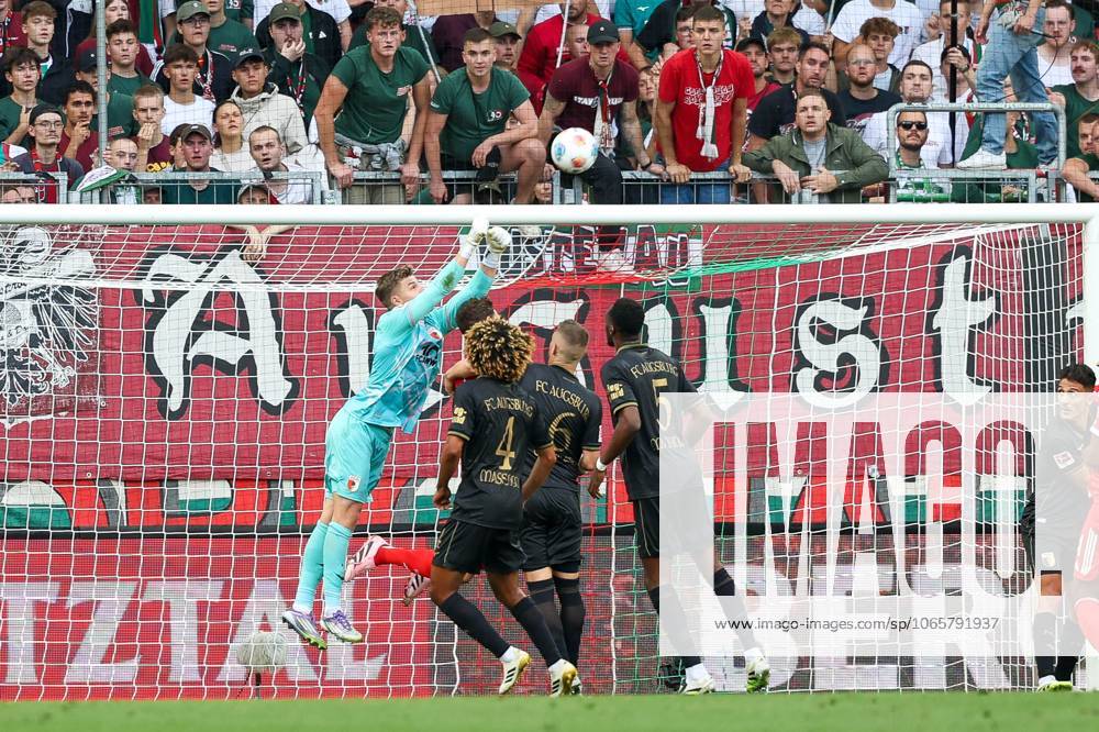 Goalkeeper action by Finn Dahmen 1 FC Augsburg , FC Augsburg vs FC Bayern Muenchen, Soccer, 1 Bundesliga, 2 Matchday, 30 08 2025 DFB regulations prohibit any use of photographs as image sequences and or quasi video Augsburg Bayern Germany