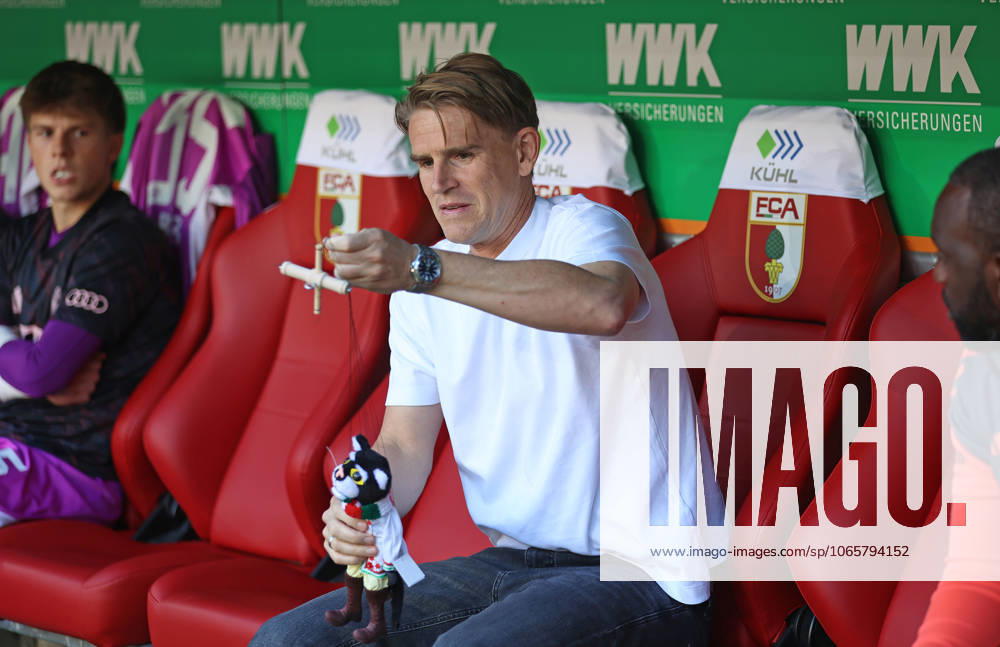 Football, Men, Season 2025 2026, FC Augsburg FC Bayern Munich, Bundesliga, WWK Arena Christoph Freund, Sports Director FC Bayern Munich with the host gift from the Augsburger Puppenkiste, Kater Mikesch DFL DFB regulations prohibit any use of photographs as image sequences and or quasi video
