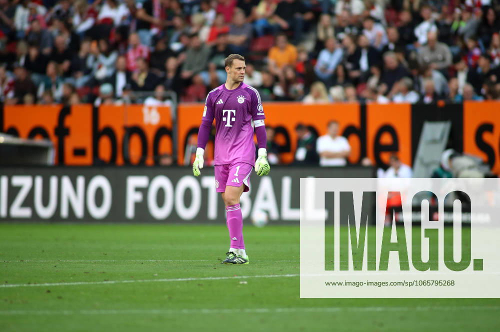 Football, Men, Season 2025 2026, FC Augsburg FC Bayern Munich, Bundesliga, WWK Arena Manuel Neuer FC Bayern Munich turns around, standing DFL DFB regulations prohibit any use of photographs as image sequences and or quasi video