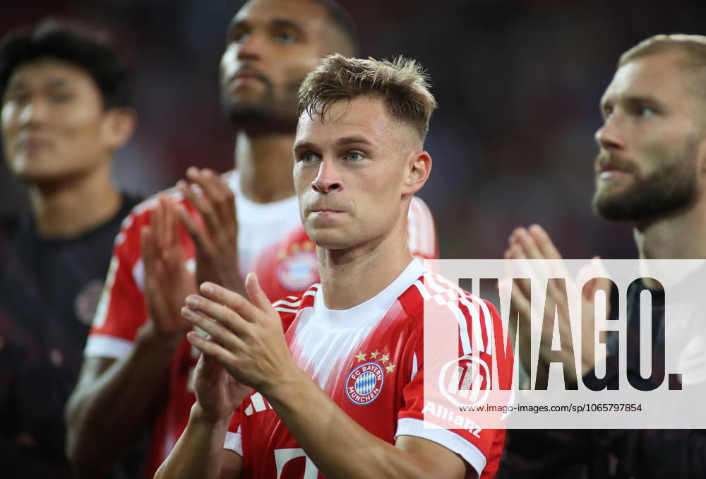 Football, Men, Season 2025 2026, FC Augsburg FC Bayern Munich, Bundesliga, WWK Arena Joshua Kimmich FC Bayern Munich Applause, clapping after the match in front of the fan curve DFL DFB regulations prohibit any use of photographs as image sequences and or quasi video