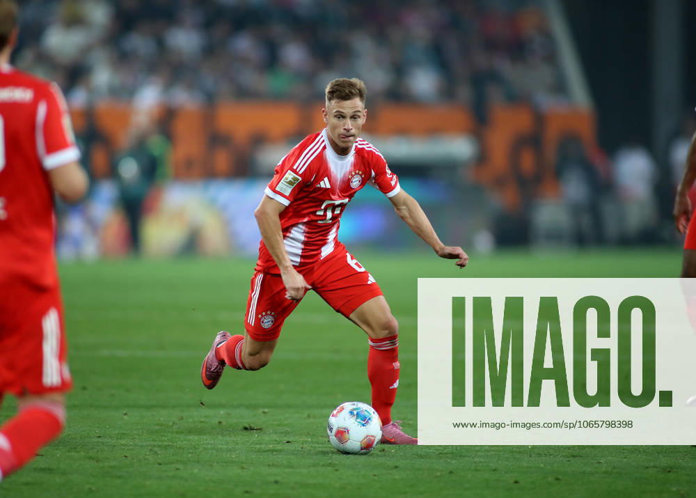 Football, Men, Season 2025 2026, FC Augsburg FC Bayern Munich, Bundesliga, WWK Arena Joshua Kimmich FC Bayern Munich with ball in attack DFL DFB regulations prohibit any use of photographs as image sequences and or quasi video