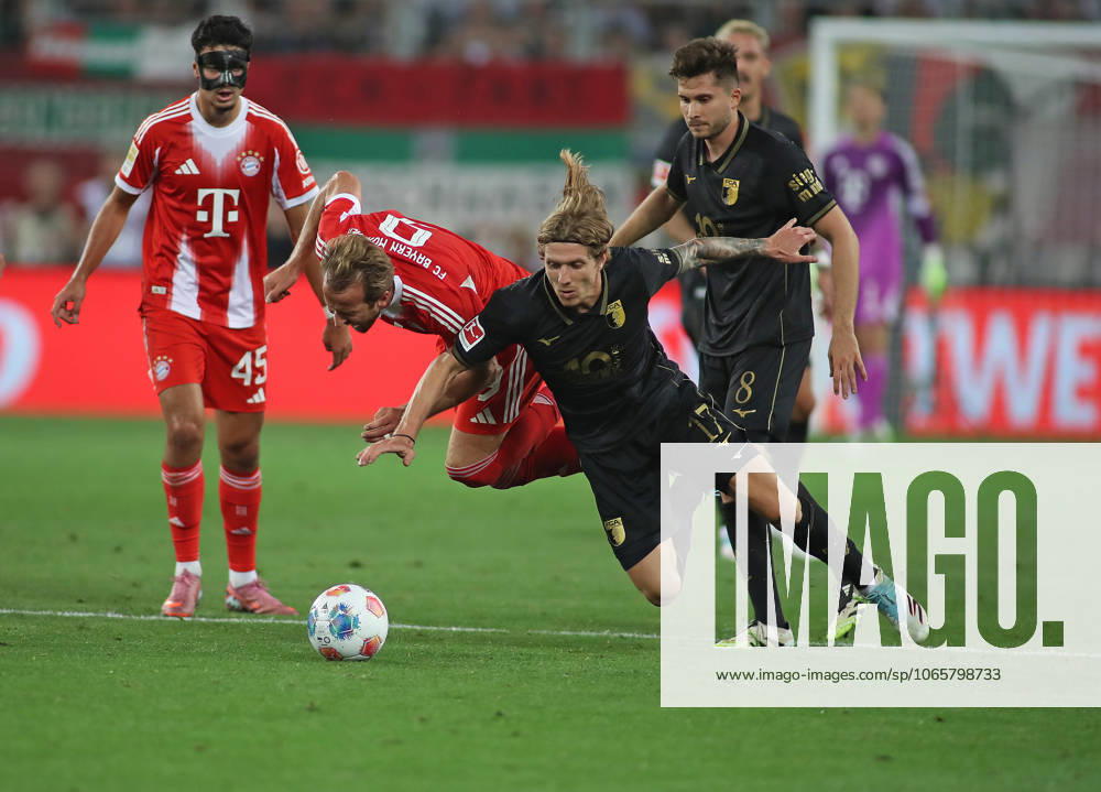 Football, Men, Season 2025 2026, FC Augsburg FC Bayern München, Bundesliga, WWK Arena Harry Kane FC Bayern München li is fouled by Kristijan Jakic FC Augsburg re, foul play, falling, fall DFL DFB regulations prohibit any use of photographs as image sequences and or quasi video