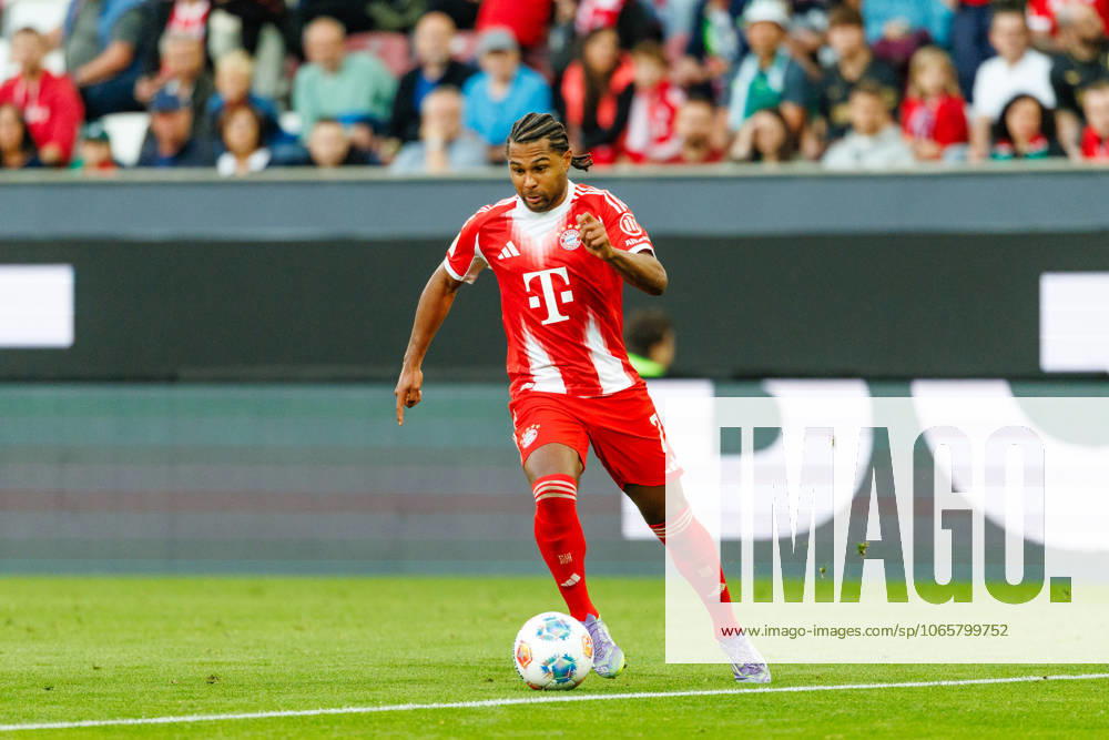 Serge Gnabry 7, FC Bayern München beim Spiel zwischen FC Augsburg v FC Bayern München, Fußball, Herren, Bundesliga, 2025 2026, 2 Spieltag am 30 08 2025 in Augsburg, WWK Arena DFL and DFB regulations prohibit any use of photographs as image sequences and or quasi video Bayern Deutschland