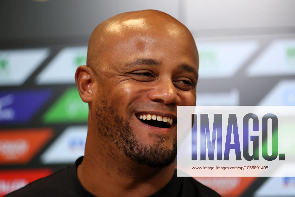 Football, Men, Season 2025 2026, FC Augsburg FC Bayern Munich, Bundesliga, WWK Arena Vincent Kompany, Coach FC Bayern Munich at the press conference after the match Head, Portrait, laughing, laughing DFL DFB regulations prohibit any use of photographs as image sequences and or quasi video