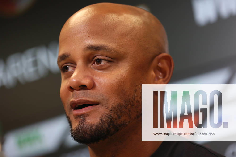 Football, Men, Season 2025 2026, FC Augsburg FC Bayern Munich, Bundesliga, WWK Arena Vincent Kompany, Coach FC Bayern Munich at the press conference after the match Head, Portrait DFL DFB regulations prohibit any use of photographs as image sequences and or quasi video